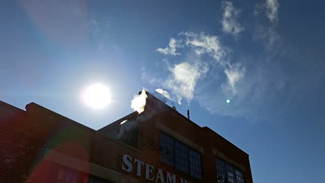 Vapor-Saliendo-De-La-Chimenea-En-Un-Día-Claro-En-El-Edificio-De-Elaboración-De-Cerveza-De-Silbato-De-Vapor