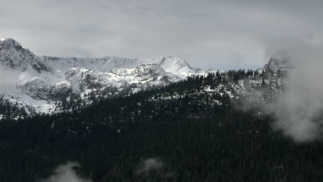 Grüner-Verschneiter-Bergwald-Von-Whistler,-Kanada---Luftaufnahme