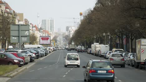 El-Tráfico-Típico-En-La-Calle-Grande-De-La-Ciudad-De-Berlín-Da-Como-Resultado-La-Contaminación-Del-Aire