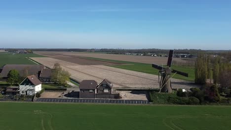 Fliegen-Mit-Einer-Drohne-An-Einer-Rotierenden-Holländischen-Windmühle-Mit-Segeln-Am-Zaun-Der-Rotorblätter-Vorbei