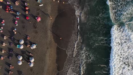 Meereswellen-Krachen-Am-Strand-In-Indonesien---Luftaufnahme