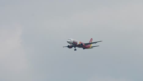 Thai-Vietjet-Air-Airbus-A320-214-Hs-vka-Acercándose-Antes-De-Aterrizar-En-El-Aeropuerto-De-Suvarnabhumi-En-Bangkok-En-Tailandia