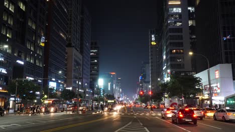Busse-Und-Autos-Hielten-An,-Als-Die-Fußgänger-Nachts-Die-Straße-Im-Bezirk-Gangnam-In-Seoul-überquerten-–-Totale