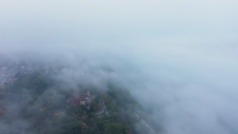 Luftaufstieg-In-Den-Nebel-Mit-Einem-Hauch-Von-Klöstern-Und-Der-George-Washington-Brücke-In-Upper-Manhattan,-New-York-City