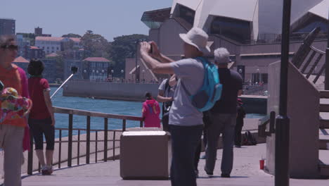 Viele-Menschen-Im-Urlaub-In-Australien-Fotografieren-Die-Uferpromenade-In-Der-Nähe-Der-Sydney-Harbour-Bridge