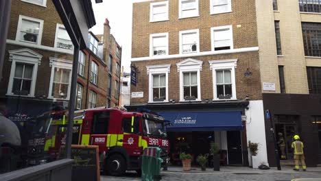 Feuerwehrauto-Auf-Der-Londoner-Straße.-Feuerwehrleute-überprüfen-Gebäude