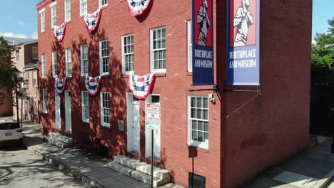 Vorderfassade-Des-Hauses-Von-Babe-Ruth,-Geburtsort-Und-Museum,-Berühmter-MLB-Schläger-Und-Outfielder-Der-New-York-Yankees,-Amerikanischer-Baseball-Held,-Sportthema