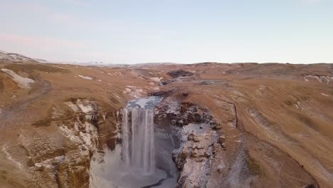 Luftaufnahme-Unten-Am-Wasserfall-In-Island-Namens-Seljalandsfoss