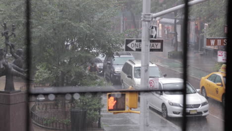 Regen-Fällt-In-Die-Stadt,-Blick-Auf-Die-Feuerleiter,-Taxi,-Frau-Mit-Regenschirm