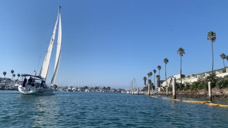 Barco-De-Vela-Que-Viaja-A-Través-De-Un-Puerto