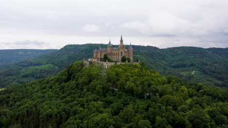 Luftaufnahme-Der-Antiken-Burg-Hohenzollern-In-Süddeutschland-Auf-Einem-Hügel