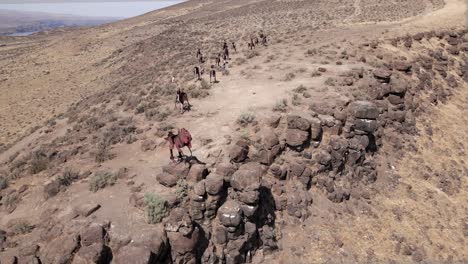 Langsam-Umlaufendes-Wildpferd-Denkmal,-Das-Die-Schlucht-Und-Das-Gebiet-Des-Columbia-River-Freigibt,-Aus-Der-Luft