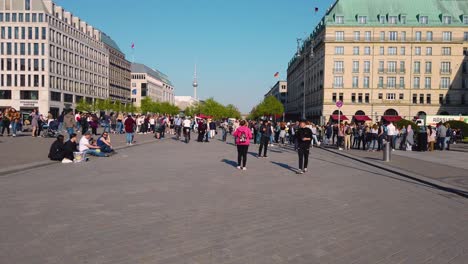 Slowmo-Spaziergang-Auf-Dem-Pariser-Platz-In-Berlin-Mit-Vielen-Touristen,-Die-Auf-Den-Straßen-Laufen