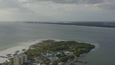 Fort-Myers-Beach,-Florida,-Luftaufnahme-V16,-Schwenk-Nach-Links-Vom-Bowditch-Point-Park-–-März-2020