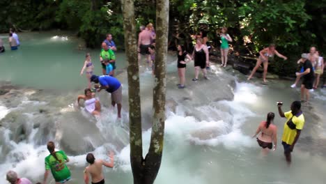 Jamaika---Februar-2012:-Touristen-Genießen-Dunns-River-Falls