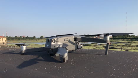 Starten-Einer-Drohne-Vom-Autodach-Aus-–-Nahaufnahme