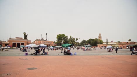 City-center-in-Marrakesh-with-some-stands-for-selling-local-products,-pan-right