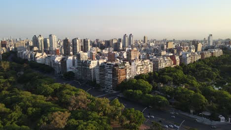 Palermo-Japanischer-Garten-Wälder-Buenos-Aires-Städtischer-Wolkenkratzer-Skyline-Luftaufnahme