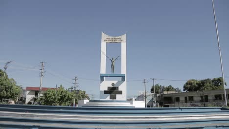 Una-Foto-Del-Monumento-A-La-Constitución-En-San-Salvador-Durante-Un-Día-Soleado