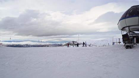 Vista-Panorámica-De-La-Cima-De-La-Montaña-Y-La-Gente-En-El-Destino-De-Esquí-Voss---Hanguren---Voss-Noruega