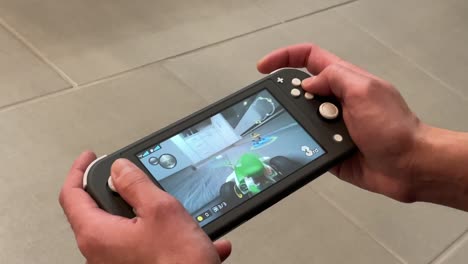 Person,-Die-Mario-Kart-Live-Spielt:-Heimstrecke-Auf-Einem-Handheld-Nintendo-Switch-Gerät