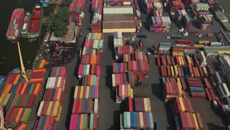 Drohnenblick-Auf-Saigon-River,-Ho-Chi-Minh-City-Und-Containerfrachtterminal-An-Einem-Sonnigen-Tag