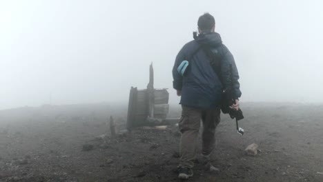 El-Hombre-Camina-Sobre-El-Monte-Asahidake-En-Japón-Mientras-Llueve-Y-El-Clima-Es-Brumoso