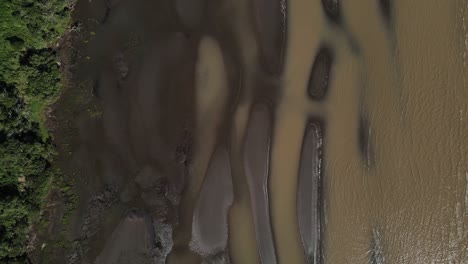 Obenliegende-Luftaufnahme-Von-Sandbänken,-Seichtes-Wasser-Am-Rio-De-La-Plata