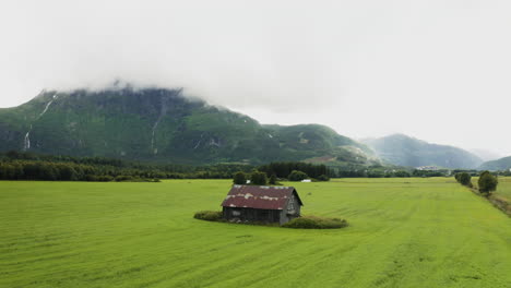 Aerial-parallax-shot-around-an-abandoned-barn-in-rural-Hemsedal,-Norway