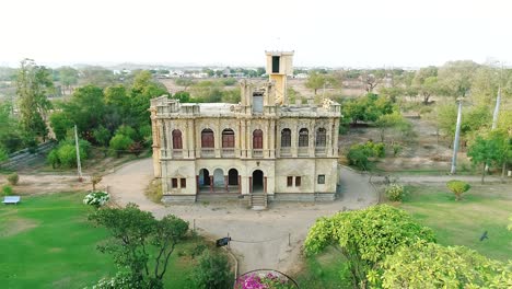 Eine-Landschaftsluftaufnahme-Der-Festung-Chittorgarh,-Ein-UNESCO-Weltkulturerbe,-Rajasthan,-Indien,-Festungssmog-über-Der-Stadt,-Luftaufnahme,-10