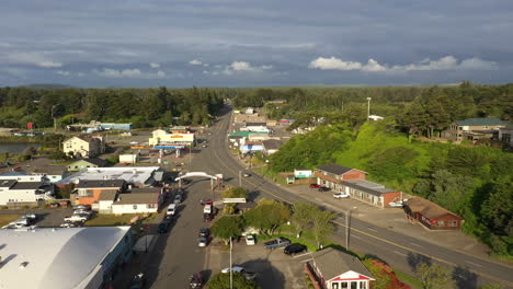 Vista-Aérea-De-Los-Edificios-Comerciales-Y-La-Autopista-101-En-El-Casco-Antiguo-De-Bandon,-Oregon---Tiro-Con-Drones