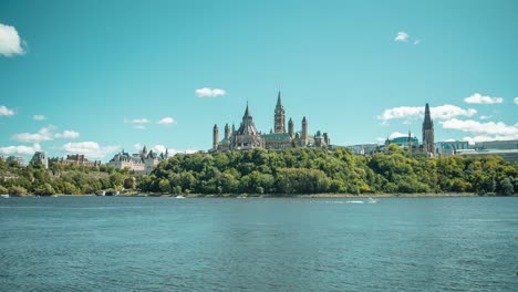 Zeitraffer:-Parliament-Hill-Von-Der-Quebecer-Seite-Des-Ottawa-River-Aus
