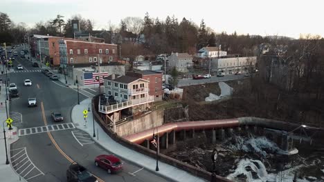 Las-Cataratas-Wappinger-Creek-Y-Las-Cataratas-Wappingers-Del-Centro-Se-Muestran-Desde-El-Puente-En-Este-Video-Aéreo-De-4k