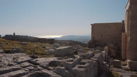 Sehen-Sie-Sich-Die-Runde-Seite-Der-Athener-Parthenon-Akropolis-Mit-Steinblöcken-An,-Die-Auf-Dem-Boden-Liegen
