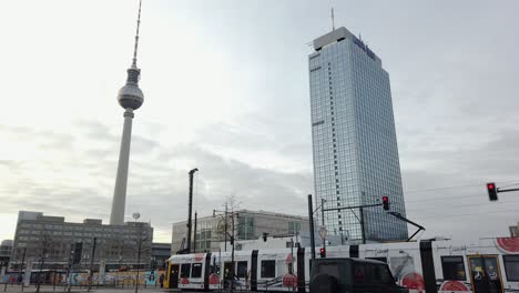 Lapso-De-Tiempo-De-Alexanderplatz-En-Berlín-Con-Torre-De-Televisión-Y-Rascacielos