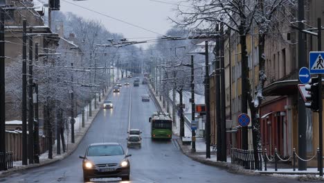 Transporte-Público-En-Automóviles-Que-Circulan-Por-La-Colina-De-La-Avenida-De-Los-Voluntarios-En-Kaunas