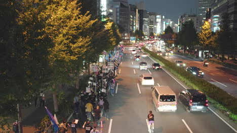 Manifestantes-Que-Ocupan-Un-Carril-En-La-Carretera-En-Tokio---Protesta-Conjunta-Luchando-Por-La-Libertad-Y-De-Pie-Con-Hong-Kong---ángulo-Alto,-Tiro-Estático