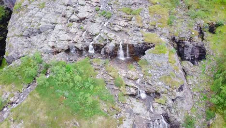 Sehr-Beeindruckende-Wasserfälle-In-Der-Alta-Schlucht-In-Nordnorwegen
