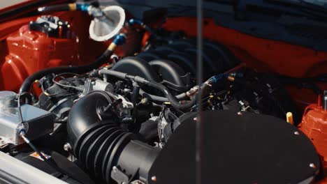 Bogenaufnahme-Des-Muscle-Car-V8-Motors-Eines-Roten-Ford-Mustang-GT3