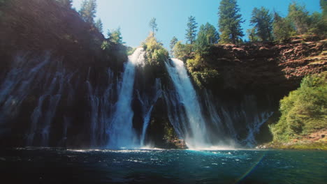 Majestuosas-Cascadas-Y-Niebla-En-Burney-Falls-California,-Cámara-Lenta-De-120p