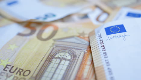 Nahaufnahme-Von-Details-Auf-50-Euro-Papiergeldscheinen-–-Fokussierung,-Neigungsaufnahme