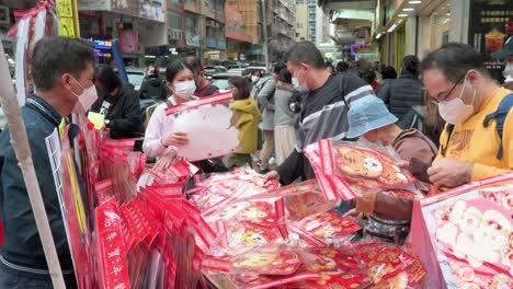 Menschen-Kaufen-An-Einem-Straßenstand-Vor-Den-Mondfesten-Und-Feierlichkeiten-Zum-Chinesischen-Neujahr-In-Hongkong-Dekorative-Waren-Und-Geschenke-Für-Das-Chinesische-Neujahr-Ein