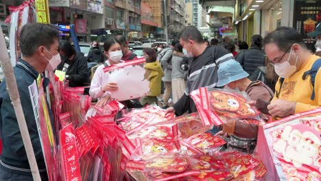 La-Gente-Compra-Artículos-Y-Regalos-Decorativos-Del-Año-Nuevo-Chino-En-Un-Puesto-Callejero-Antes-De-Las-Festividades-Y-Celebraciones-Del-Año-Nuevo-Chino-Lunar-En-Hong-Kong