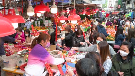Kunden-Kaufen-An-Straßenmarktständen-Obst,-Lebensmittel-Und-Süßigkeiten-Für-Die-Bevorstehenden-Feierlichkeiten-Und-Feierlichkeiten-Zum-Chinesischen-Mondneujahr-In-Hongkong-Ein