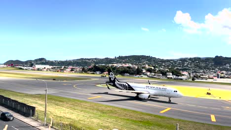 Flugzeug-Rollt-Auf-Der-Landebahn-Des-Flughafens-Wellington-In-Neuseeland