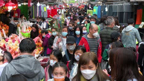 Chinesische-Kunden-Kaufen-Chinesische-Neujahrsdekorationen-Und-Geschenke-Zum-Verkauf,-Gesehen-An-Straßenmarktständen-Während-Des-Chinesischen-Neujahrsfests-In-Hongkong