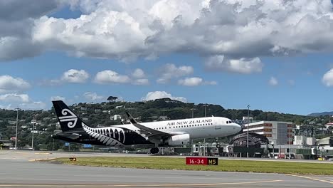 Flugzeug-Rollt-Auf-Der-Landebahn-Des-Flughafens-Wellington-In-Neuseeland