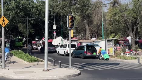 Toma-En-Cámara-Lenta-Del-Centro-De-La-Ciudad-De-México-Por-La-Mañana-Con-Ciclista