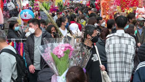 Menschen-Kaufen-Chinesische-Neujahrsdekorationen-Und-Geschenke-Zum-Verkauf,-Gesehen-An-Straßenmarktständen-Während-Des-Chinesischen-Neujahrsfests-In-Hongkong