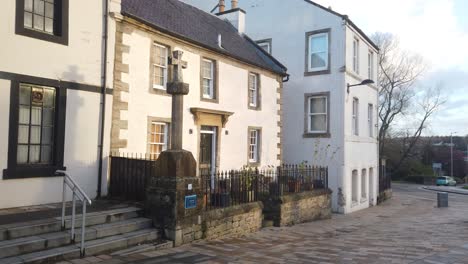 The-wooden-Mercat-Cross-with-17th-and-18th-century-buildings-behind-it